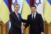 Le président ukrainien Volodymyr Zelensky présente ses condoléances pour les attentats de Jérusalem au président israélien Isaac Herzog lors d’un entretien