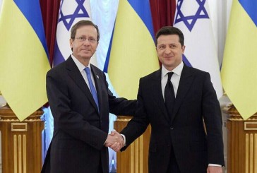Le président ukrainien Volodymyr Zelensky présente ses condoléances pour les attentats de Jérusalem au président israélien Isaac Herzog lors d’un entretien