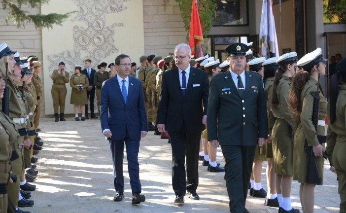 Le président israélien accueil son homologue letton en Israël