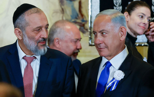 Likud leader MK Benjamin Netanyahu with Shas leader MK Aryeh Deri and Religious Zionist party head MK Bezalel Smotrich at a swearing-in ceremony of the 25th Knesset, at the Israeli parliament in Jerusalem, November 15, 2022. Photo by Olivier Fitoussi/Flash90 *** Local Caption *** ראש הממשלה יאיר לפיד כנסת בחירות  פתיחת מושב חברי כנסת חדשים משמר הכנסת השבעה טקס בנימין נתניהו אריה דרעי בצלאל סמוטריץ