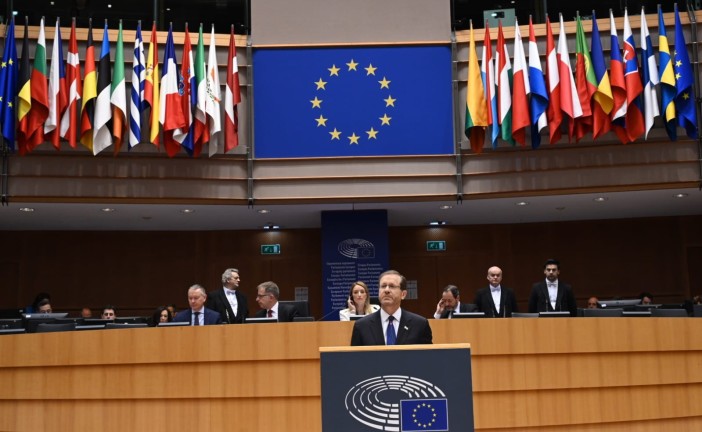Le président israélien Isaac Herzog s’adresse au parlement européen à l’occasion de la journée internationale de la commémoration de l’Holocauste