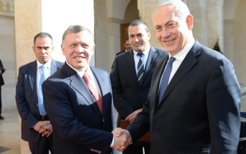 Israeli Prime Minister Benjamin Netanyahu meets with Jordan's King Abdullah II, at the Royal Palace in Amman, Jordan. January 16, 2014. Photo by Kobi Gideon / GPO/FLASH90 *** Local Caption *** øàù äîîùìä áðéîéï ðúðéäå ðôâù á éøãï òí äîìê òáãàììä