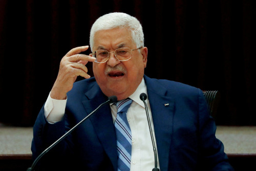 FILE PHOTO: President Mahmoud Abbas gestures during a meeting in Ramallah, in the Israeli-occupied West Bank August 18, 2020. REUTERS/Mohamad Torokman/Pool/File Photo