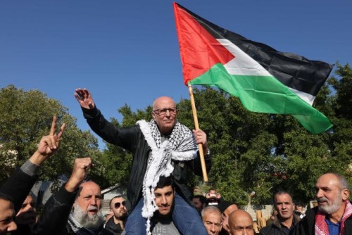 Arab Israeli Karim Younes is carried by friends and relatives following his released after 40 years in an Israeli prison for kidnapping and murdering and Israeli soldier, on January 5, 2023, in the town of Arara. (Photo by AHMAD GHARABLI / AFP)