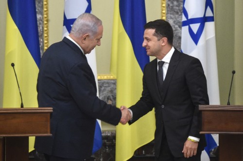 Israeli Prime Minister Benjamin Netanyahu (L) shakes hands with Ukrainian President Volodymyr Zelensky during a joint press conference in the Ukrainian capital Kiev, on August 19, 2019. - Netanyahu is in a two-days official visit in Ukraine. (Photo by SERGEI SUPINSKY / AFP)