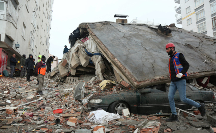 Un séisme de magnitude de 7,8 fait des centaines de morts en Turquie et en Syrie, Israël va envoyer une aide d’urgence