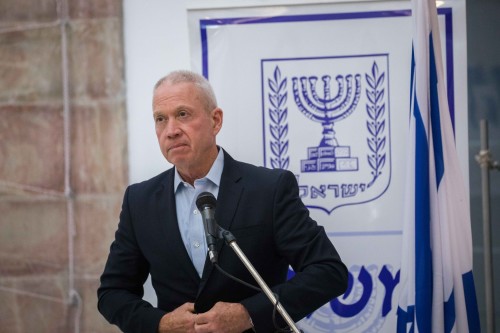 Newly appointed minister of Education Yoav Galant, is seen with his former counterpart Rafi Peretz at a ceremony for replacing of minister, held at the Ministry of Education in Jerusalem on May 18 2020. Photo by Olivier Fitoussi/Flash90 *** Local Caption *** רפי פרץ יואב גלנט טקס חילופי שרים משרד החינוך שר החינוך טקס החלפה