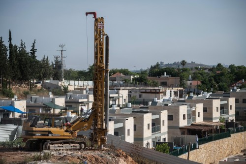 Heavy construction machines work in a construction site in the West Bank Jewish settlement of Yakir on June 11, 2020. Photo by Sraya Diamant/ Flash90 *** Local Caption *** בנייה בהתנחלויות יקיר פועל בניין עבודות בנייה אתר בנייה שופל דחפורים