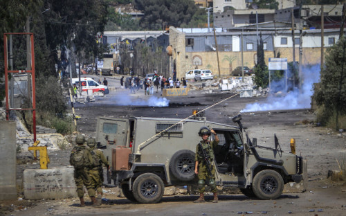 Palestinians clash with Israeli security forces during a protest in the village of Beit Dajan, near the West Bank city of Nablus, on June 3, 2022. Photo by Nasser Ishtayeh/Flash90 *** Local Caption *** פלסטינים פלשתיני שטחים בית דאג'ן פלסטינאים חיילים בית דג'אן