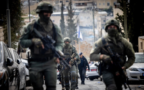Police and rescue personnel at the scene of a shooting attack in the City of David, in East Jerusalem, on January 28, 2023. Photo by Yonatan Sindel/Flash90 *** Local Caption *** עיר דוד פיגוע ירי זירה מחבל סילוואן שוטרים כוחות הצלה
