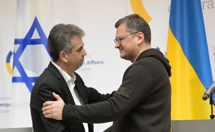 Lors de sa visite en Ukraine, Eli Cohen affirme qu’Israël soutient la souveraineté et l’intégrité territoriale de l’Ukraine