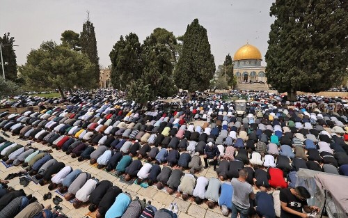 Palestinian Muslim worshippers attend Ramadan Fridays prayers near the Dome of the Rock mosque in the al-Aqsa mosque compound in the Old City of Jerusalem on April 8, 2022. (Photo by AHMAD GHARABLI / AFP)