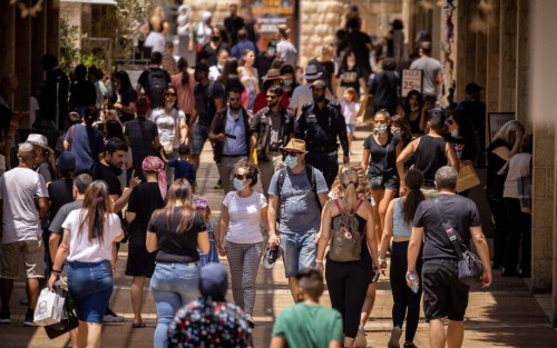 People shop at Alrov Mamilla Avenue in Jerusalem on August 11, 2021. Photo by Yonatan Sindel/Flash90 *** Local Caption *** קורונה קניות רחובות רחוב ממילא חנויות לילה