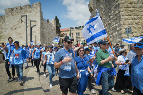 Jewish youth in Jerusalem as they take part in  the "March of the Living" event.  "The March of the Living" is an annual educational program that brings students from all over the world to Poland, to learn more and closely about the Holocaust, whereupon they travel to Israel to participate in the Israeli Independence Day celebrations. Israel is celebrating it's 69th Independence Day today, May 2, 2017. Photo by Yossi Zeliger/FLASH90 *** Local Caption *** öòéøéí î îöòã ä çééí öåòãéí ìéã çåîåú ä òéø ä òúé÷ä á éøåùìéí öòãä úäìåëä ãâì éùøàì