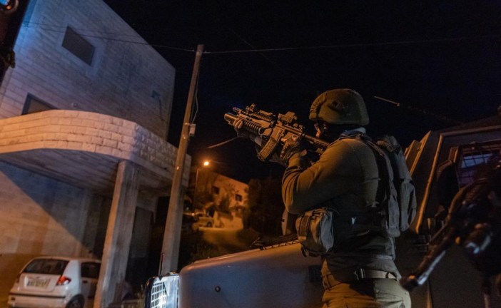 Judée-Samarie : Les forces israéliennes arrêtent deux suspects impliqués dans un attentat à Huwara