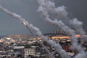 Opération bouclier et flèche : des terroristes palestiniens tirent des barrages de roquettes sur Israel