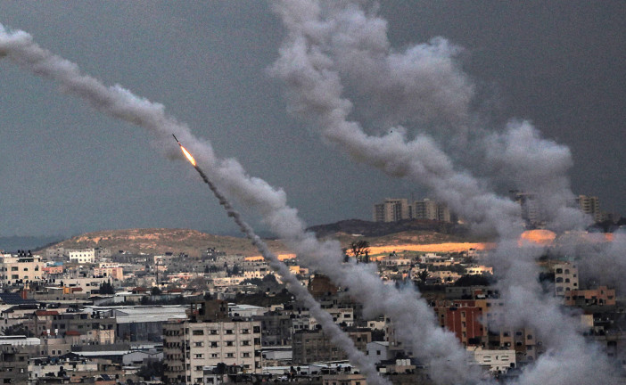 Opération bouclier et flèche : des terroristes palestiniens tirent des barrages de roquettes sur Israel