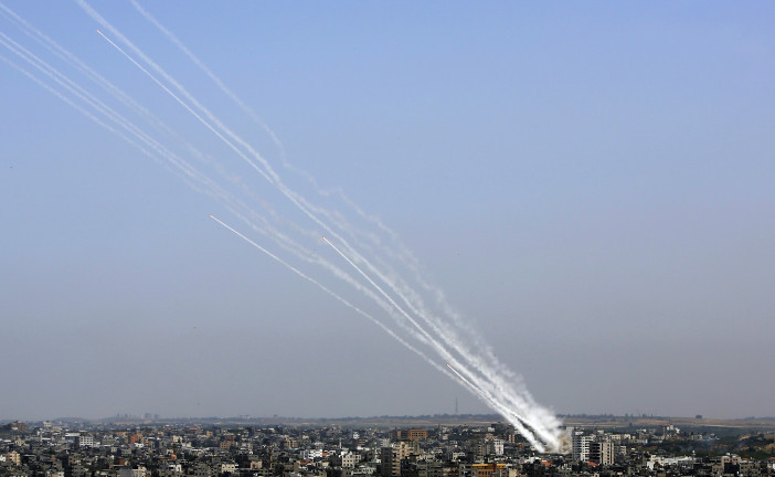 Des terroristes palestiniens tirent des roquettes vers le sud Israël, sept israéliens blessés