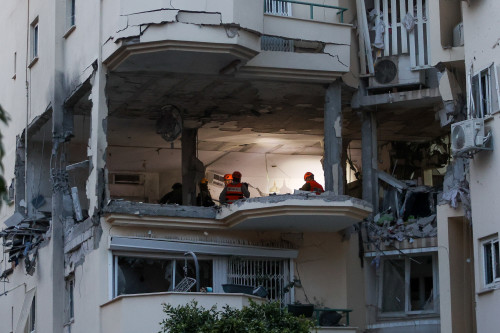 Police and rescue forces at the scene where a rocket fired from Gaza hit and damaged a house in Rehovot on May 11, 2023. Photo by Yossi Aloni/Flash90 *** Local Caption *** רחבות רקטה נפילה רחובות בית כוחות הצלה הרוג הרס חץ ומגן מגן