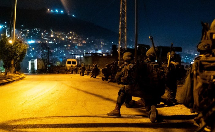 Les forces israéliennes arrêtent 13 personnes recherchées dans toute la Judée-Samarie
