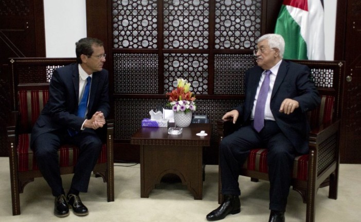 Isaac Herzog souligne l’importance de la « lutte contre le terrorisme » lors d’un entretien avec Mahmoud Abbas