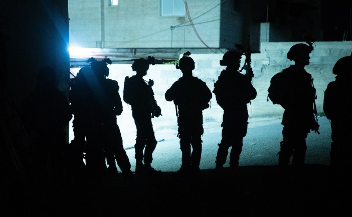Les forces israéliennes arrêtent seize personnes recherchées dans toute la Judée-Samarie