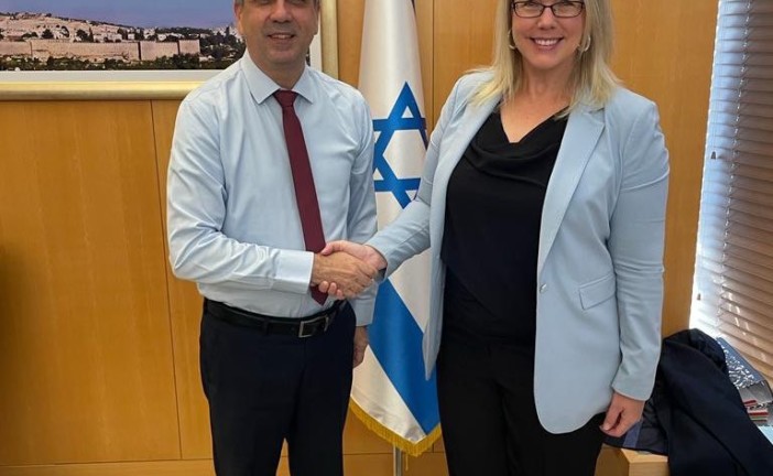 Le ministre israélien des Affaires étrangères rencontre l’ambassadrice américaine en Israël par intérim à Jérusalem