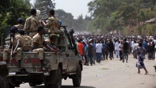 Oromo regional police officers wait in a pick up car during the Oromo new year holiday Irreechaa in Bishoftu on October 2, 2016. Several people were killed in a stampede near the Ethiopian capital on October 2, according to an AFP photographer at the scene. Several thousand people from the Oromo community gathered at a sacred lake for a religious festival and started to cross their wrists above their heads, a symbol of Oromo anti-government protests. The event quickly degenerated, with protesters throwing stones and bottles and security forces responding with baton charges and tear gas grenades. Together, Oromos and Amharas make up 60 percent of the population and have become increasingly vocal in rejecting what they see as the disproportionate power wielded by the northern Tigrean minority in government and the security forces. / AFP PHOTO / Zacharias ABUBEKER