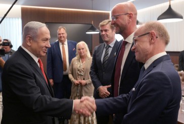 Benjamin Netanyahu salue l’amélioration des relations entre Israël et la Suède lors d’une réunion avec des parlementaires suédois