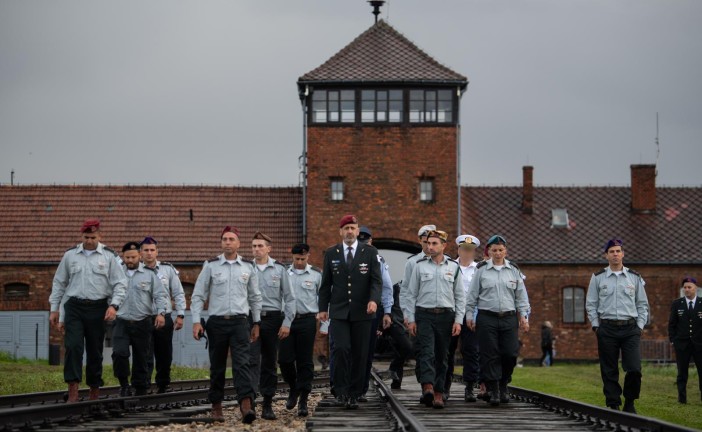 Des centaines d’anciens combattants de Tsahal vont devenir des éducateurs spécialisés sur la Shoah à l’étranger