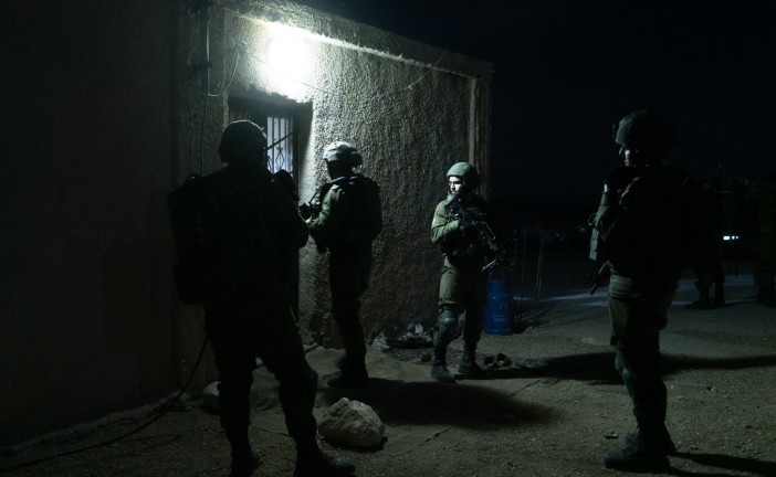 Les forces israéliennes arrêtent treize personnes recherchées dans toute la Judée-Samarie