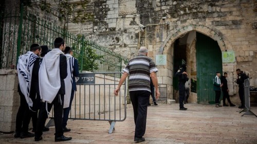 Temple-Mount-Prayer-Old-City-Jerusalem-880x495[1]