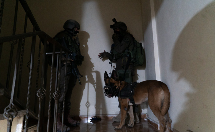 Les forces israéliennes arrêtent dix-neuf personnes recherchées dans toute la Judée-Samarie