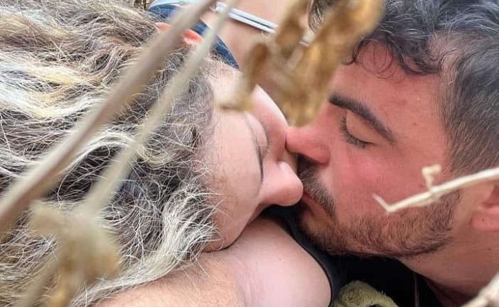 La photo du jour « Le baiser qui a vaincu la Mort »  à la rave ou plus de 260 jeunes ont été assassinés par les Terroristes du Hamas