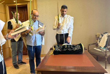 Le ministre israélien des Communications prie avec un loulav et un rouleau de Torah lors de son voyage en Arabie saoudite