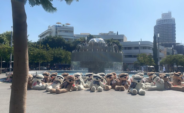 Israël en guerre : Tel-Aviv expose 30 ours en peluche sur la place Dizengoff en hommage aux 30 enfants retenus en otage à Gaza