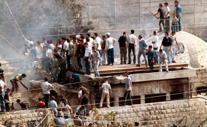 Des terroristes palestiniens attaquent cinq israéliens au Tombeau de Yossef, une personne blessée