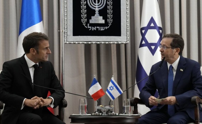 Israël en guerre : Emmanuel Macron affirme que la priorité est « la libération de tous les otages » lors de sa visite en Israël