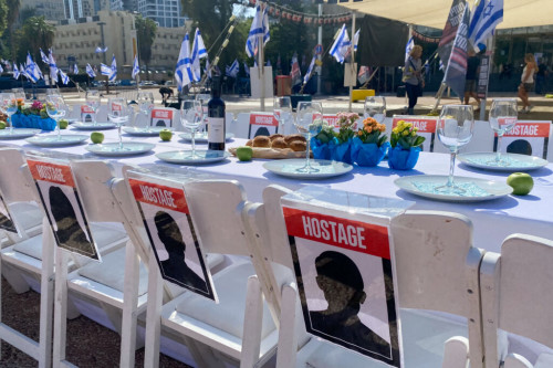 Familiies of Israelis held hostage by Hamas militants in Gaza set a symbolic shabbat table with more than 200 empty seats for the histages, at "Hostage Square", outside the Art Museum of Tel Aviv, October 20, 2023. Photo by Avshalom Sassoni/Flash90 *** Local Caption *** מלחמה חטופים משפחות תל אביב כיכר החטופים ברחבת מוזיאון ת"א שולחן השבת. לחטופים