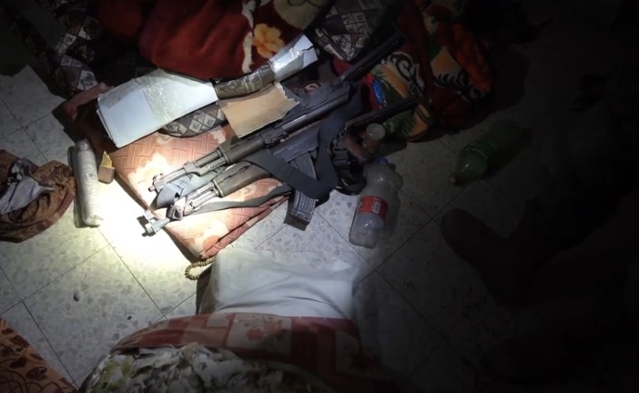 Israël en guerre : les soldats de Tsahal découvrent des dizaines d’armes dans une chambre d’enfant à Gaza