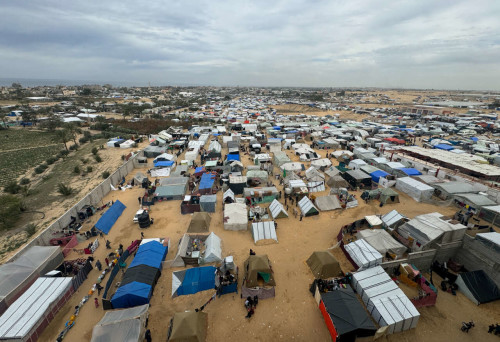 Displaced Palestinians who fled their houses due tor Israeli strikes take shelter in a tent camp, amid the ongoing conflict between Israel and the Palestinian Islamist group Hamas, in Rafah in the southern Gaza Strip, February 13, 2024. REUTERS/Bassam Masoud