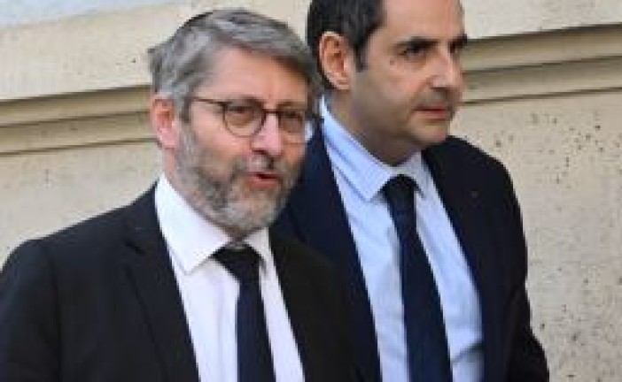 Que cela plaise pas à certains, il est temps  à ce que vous rendiez des comptes à notre communauté  » OU ETES VOUS  »   » HONTE A VOUS »   » VOUS AVEZ ABONDONNE LA COMMUNAUTE »  EN METTANT NOS ENFANTS EN DANGERS