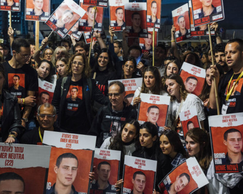 Des proches d'Omer Neutra, otage du Hamas, lors du rassemblement sur la "place des otages" de Tel Aviv pour reclamer leur liberation, a la veille du 50eme jour depuis les attaques du 7 octobre. Tel Aviv, le 25 novembre 2023.