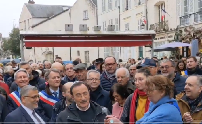 Vidéo : Nos responsables communautaires, le Grand Rabbin de France et le Président du Consistoire Central étaient absents lors de cette marche de soutien suite à l’agression du rabbin d’Orléans. Il semble que cet événement ne soit pas jugé assez « VIP » à leurs yeux.