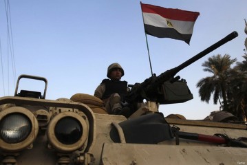 Israël en guerre : l’Égypte affirme que le renforcement de sa présence militaire au Sinaï « ne viole pas l’accord de paix avec Israël »