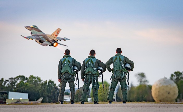 Israël en guerre : Tsahal décide de renvoyer de l’armée les pilotes réservistes ayant signé l’appel pour arrêter la guerre afin de sauver les otages