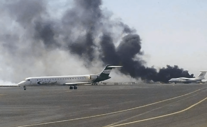 Israël en guerre : les Houthis affirment que les frappes israéliennes contre l’aéroport de Sanaa « ne resteront pas impunis »