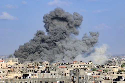 1653342-des-vagues-de-fumee-lors-d-une-frappe-aerienne-israelienne-a-rafah-dans-le-sud-de-la-bande-de-gaza-11-octobre-2023[1]