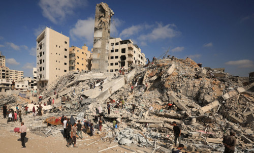 Palestinians inspect the site of an Israeli air strike from earlier today that destroyed a residential building, in Gaza City, September 6, 2025. REUTERS/Dawoud Abu Alkas