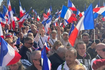 Video : La place de la République couverte de bleu, de blanc et de rouge. par Alain AZRIA